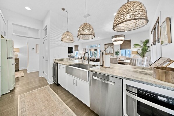 Refrigerador, microondas, horno y parrilla de estufa 