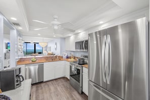 Geladeira, micro-ondas, fogão, cooktop