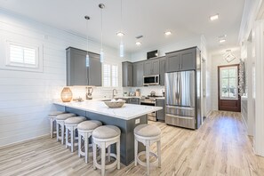 Een oven, een kookplaat, een vaatwasser, een broodrooster