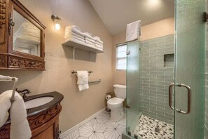 Ensemble douche/baignoire, serviettes fournies