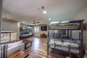 2 chambres, fer et planche à repasser, Wi-Fi gratuit, draps fournis