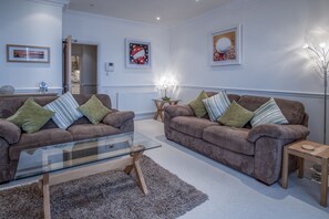 32-inch flat-screen TV with cable channels, TV - South Beach View- 2 Bedroom - Tenby (Tenby)