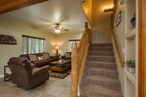 TV connectée, livres, espaces bureaux