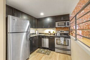 Frigorifero, microonde, forno, piano cottura