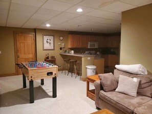 电视、壁炉、桌上足球