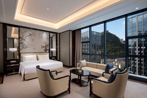 Deluxe Suite | Minibar, in-room safe, free WiFi