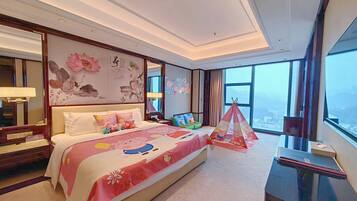 Room, 1 King Bed, Non Smoking (1.35 Small Bed, Parent-Child Room)