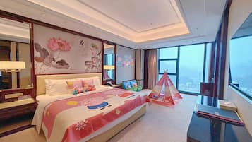 Minibar, in-room safe, free WiFi