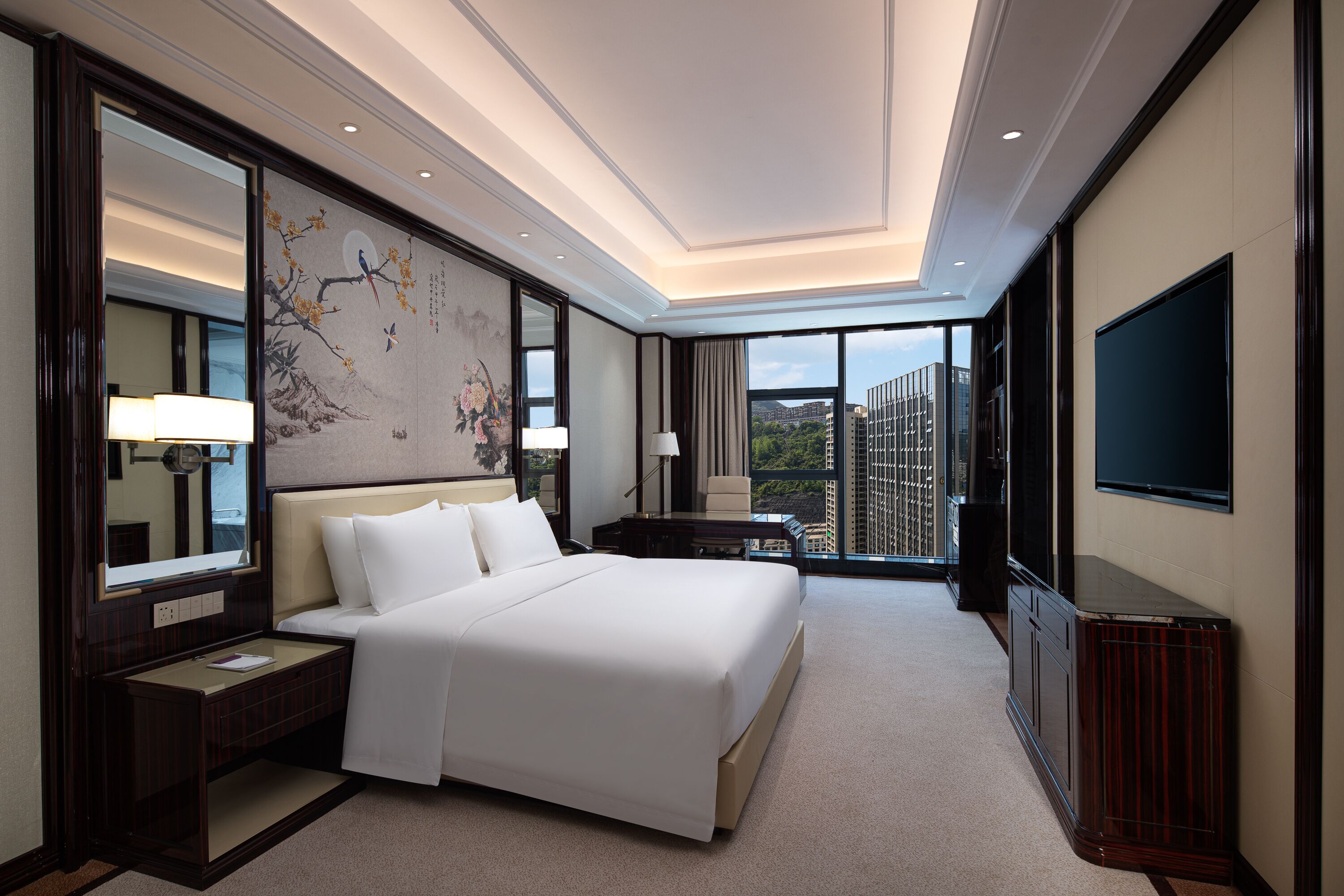 Minibar, in-room safe, free WiFi