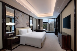 Minibar, in-room safe, free WiFi