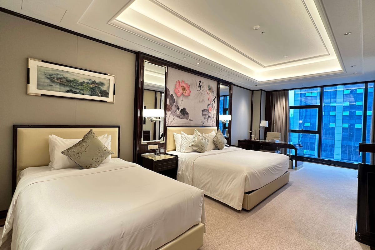 Family Room, 1 King Bed, Smoking (1.35 Small Bed) | Minibar, in-room safe, free WiFi
