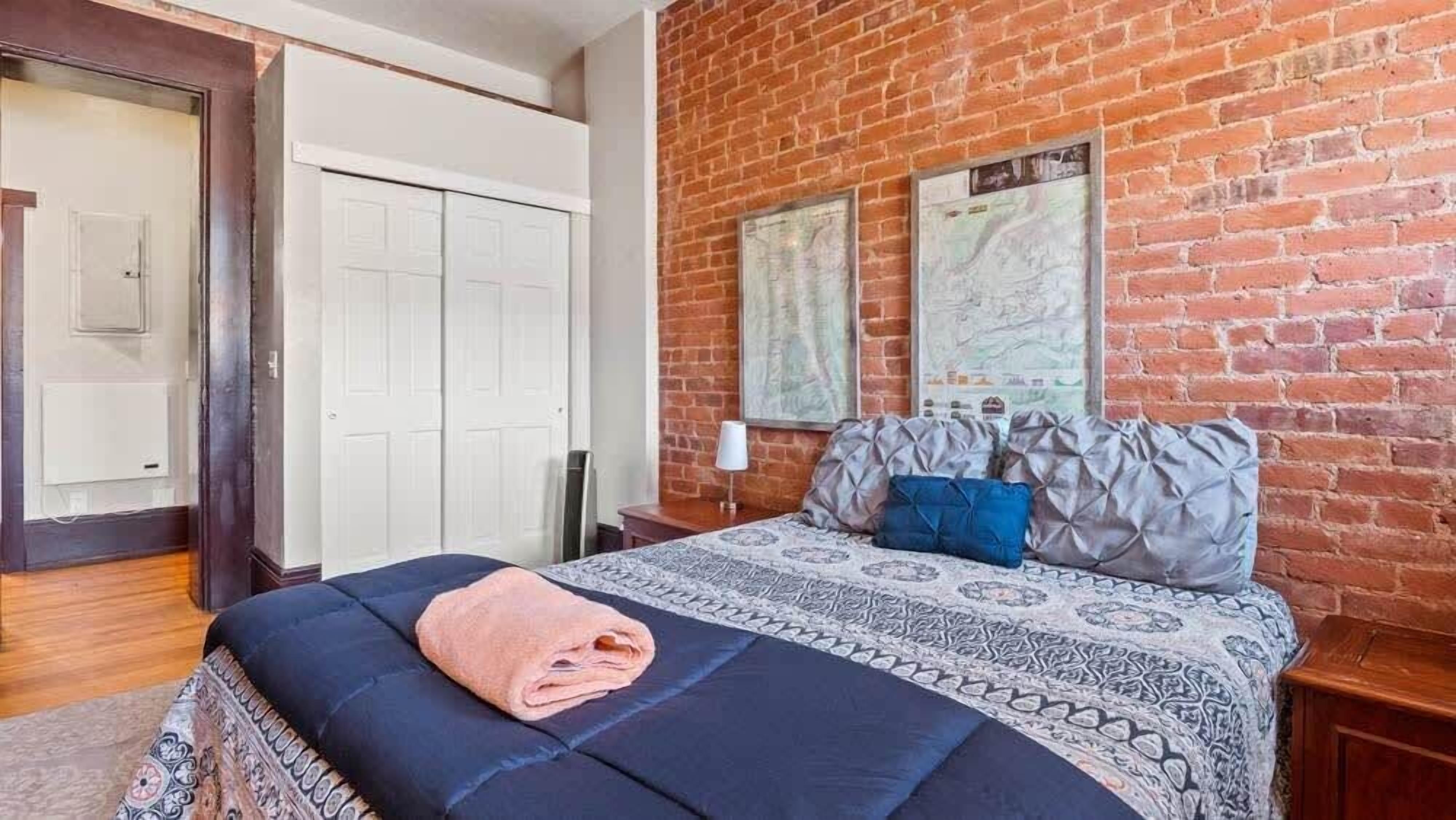 2 habitaciones, tabla de planchar con plancha, wifi y ropa de cama 