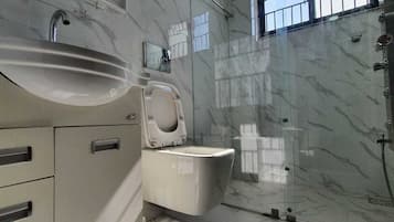 Kombination af bruser/badekar