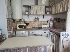 Réfrigérateur, micro-ondes, plaque de cuisson, lave-vaisselle