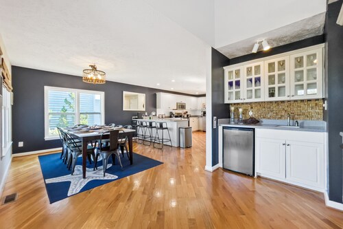 Spacious 5 BR House with Private Pool and ICW views