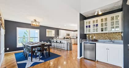 Spacious 5 BR House with Private Pool and ICW views