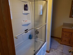 Dusche, Haartrockner, Handtücher