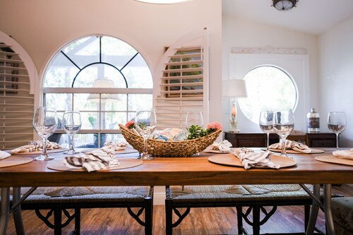 Vintage Cottage:  Pool and Walk to Beach, Pine Ave Shops