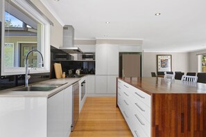 Kylskåp, mikrovågsugn, ugn och spishäll