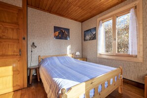 4 bedrooms, iron/ironing board, bed sheets