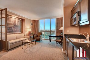 TV, offices - MGM Signature-04-704 Jacuzzi Studio (Las Vegas)