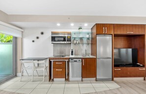 Réfrigérateur, four à micro-ondes, surface de cuisson, lave-vaisselle