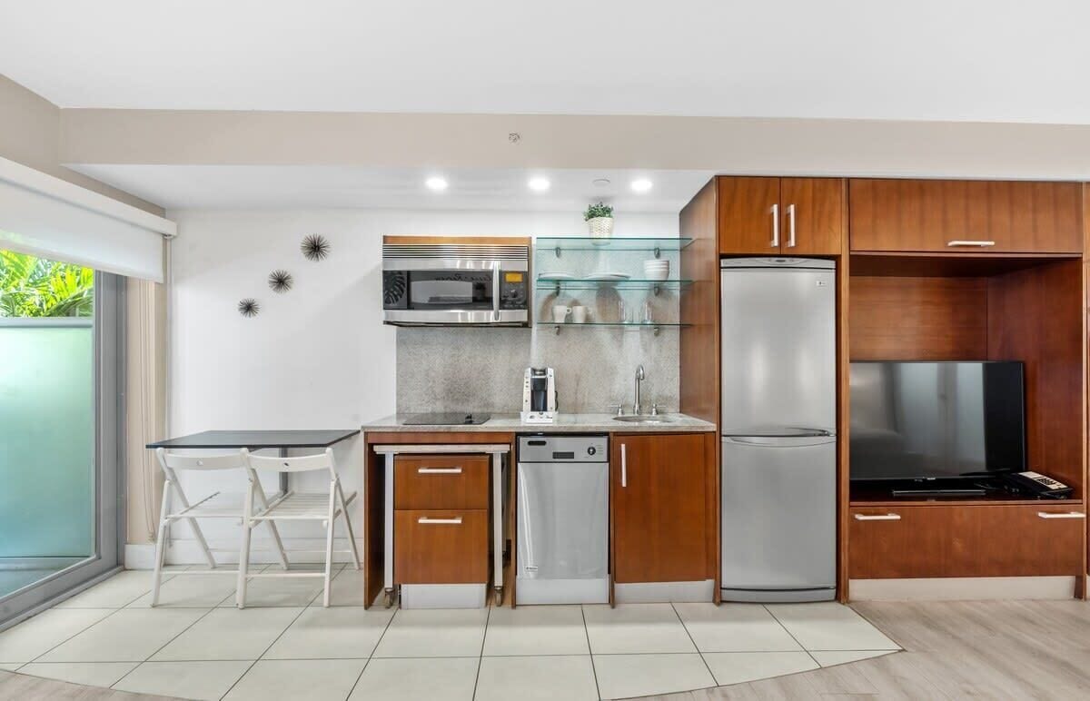 Réfrigérateur, micro-ondes, plaque de cuisson, lave-vaisselle