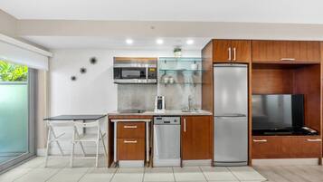 KĂŒhlschrank, Mikrowelle, Herdplatte, GeschirrspĂŒler