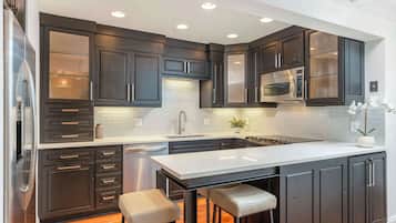 Réfrigérateur, micro-ondes, four, plaque de cuisson