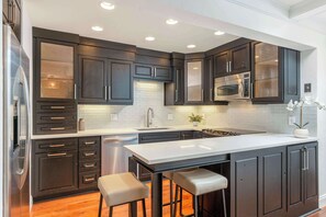 Refrigerador, microondas, horno y parrilla de estufa 