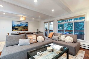 Smart-tv, een open haard, een stereo en een kantoor