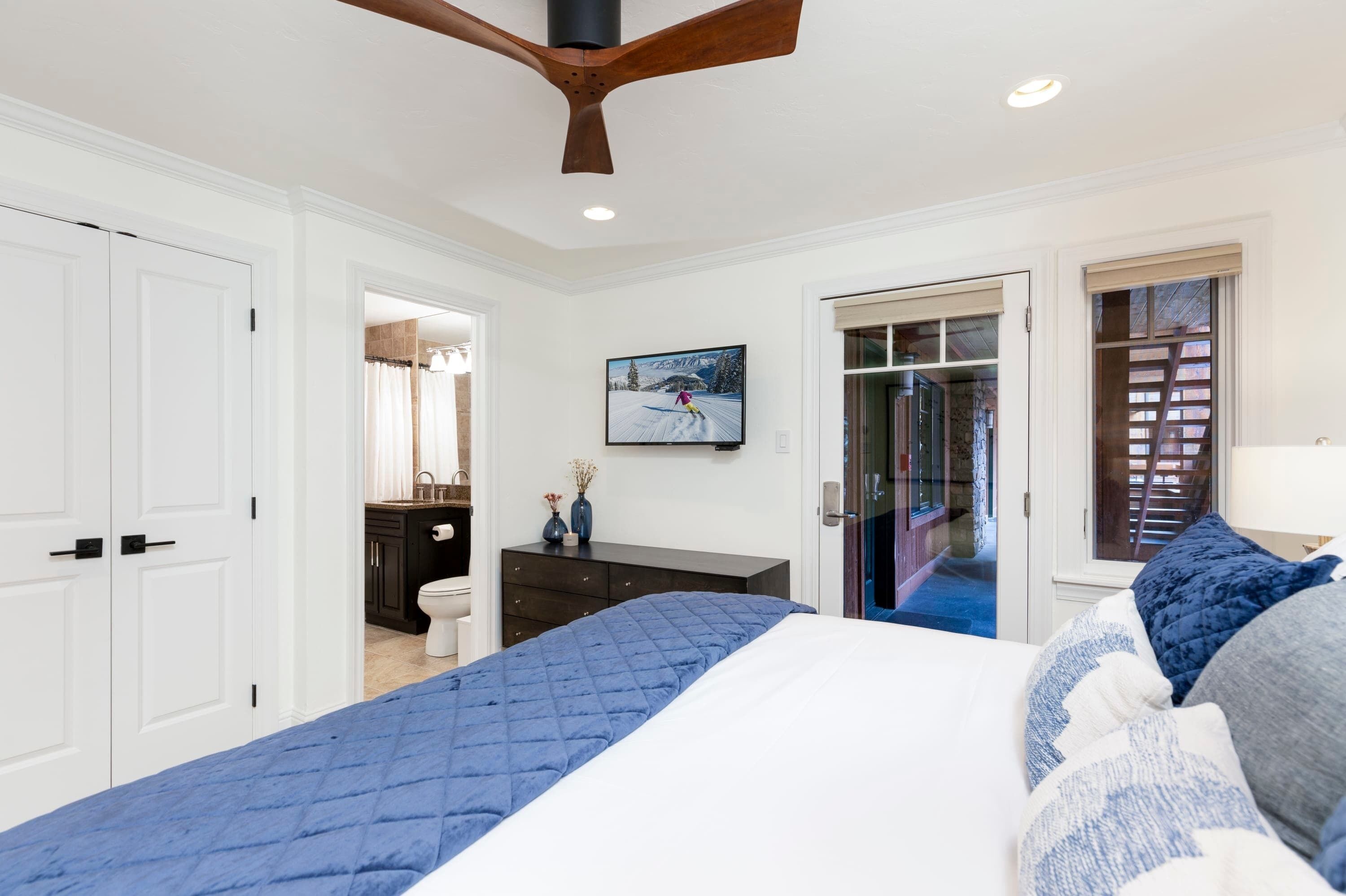 3 室のベッドルーム、セーフティボックス (室内)、デスク、アイロン / アイロン台