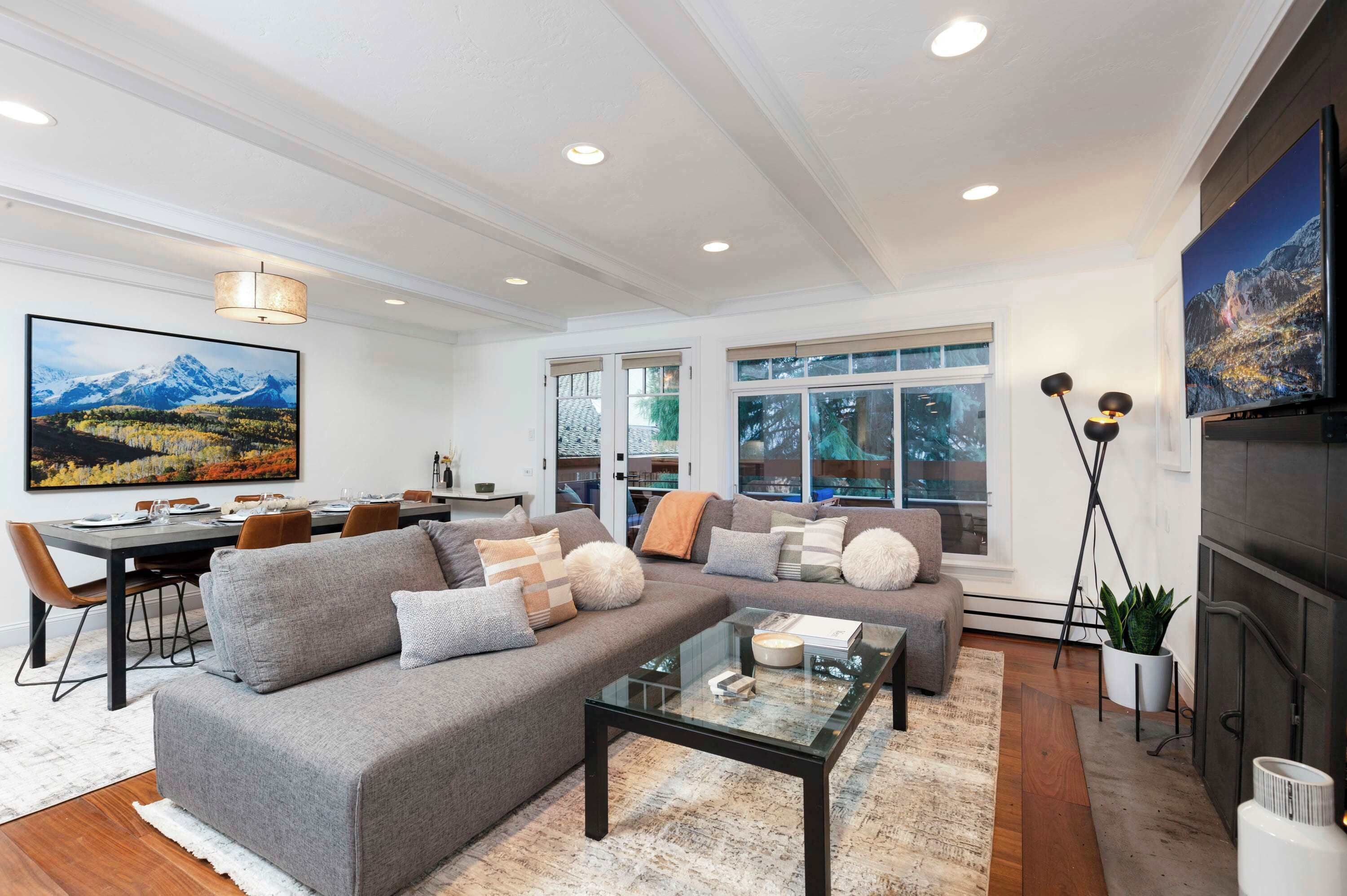 Een smart-tv, een open haard, een stereo en een kantoor