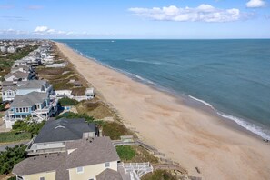 Beach nearby - Ducktopia: 6-minute walk to Beach, Pool, Hot Tub, Short Walk to Downtown Duck (Duck)