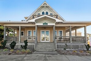 Exterior - Ducktopia: 6-minute walk to Beach, Pool, Hot Tub, Short Walk to Downtown Duck (Duck)