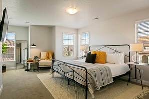 5 slaapkamers, een bureau, een strijkplank/strijkijzer, reisbedje