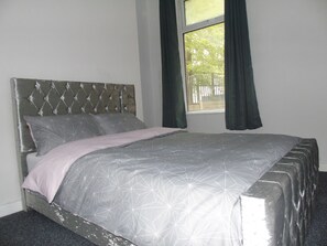 2 bedrooms, WiFi, bed sheets - Polygon 2 bedroom apartment (Crumpsall)