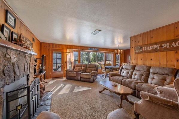 TV, fireplace