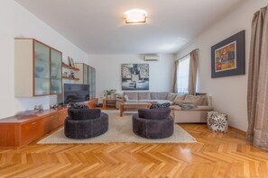Family Villa, 6 Bedrooms, Sauna, Pool View | Ruang tamu | 50 inci televisyen skrin rata dengan kabel, TV