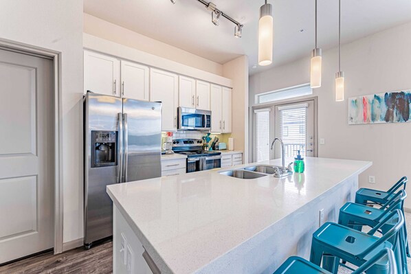 Réfrigérateur, micro-ondes, four, plaque de cuisson