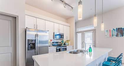 Warm 2BR suite close to Downtown w/ fast WiFi