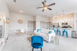 TV, offices - Warm 2BR suite close to Downtown w/ fast WiFi (Austin)