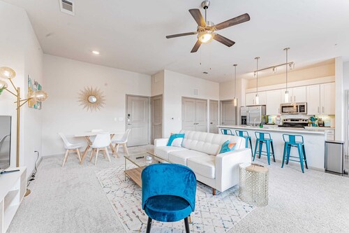 Warm 2BR suite close to Downtown w/ fast WiFi