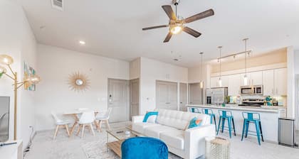 Warm 2BR suite close to Downtown w/ fast WiFi