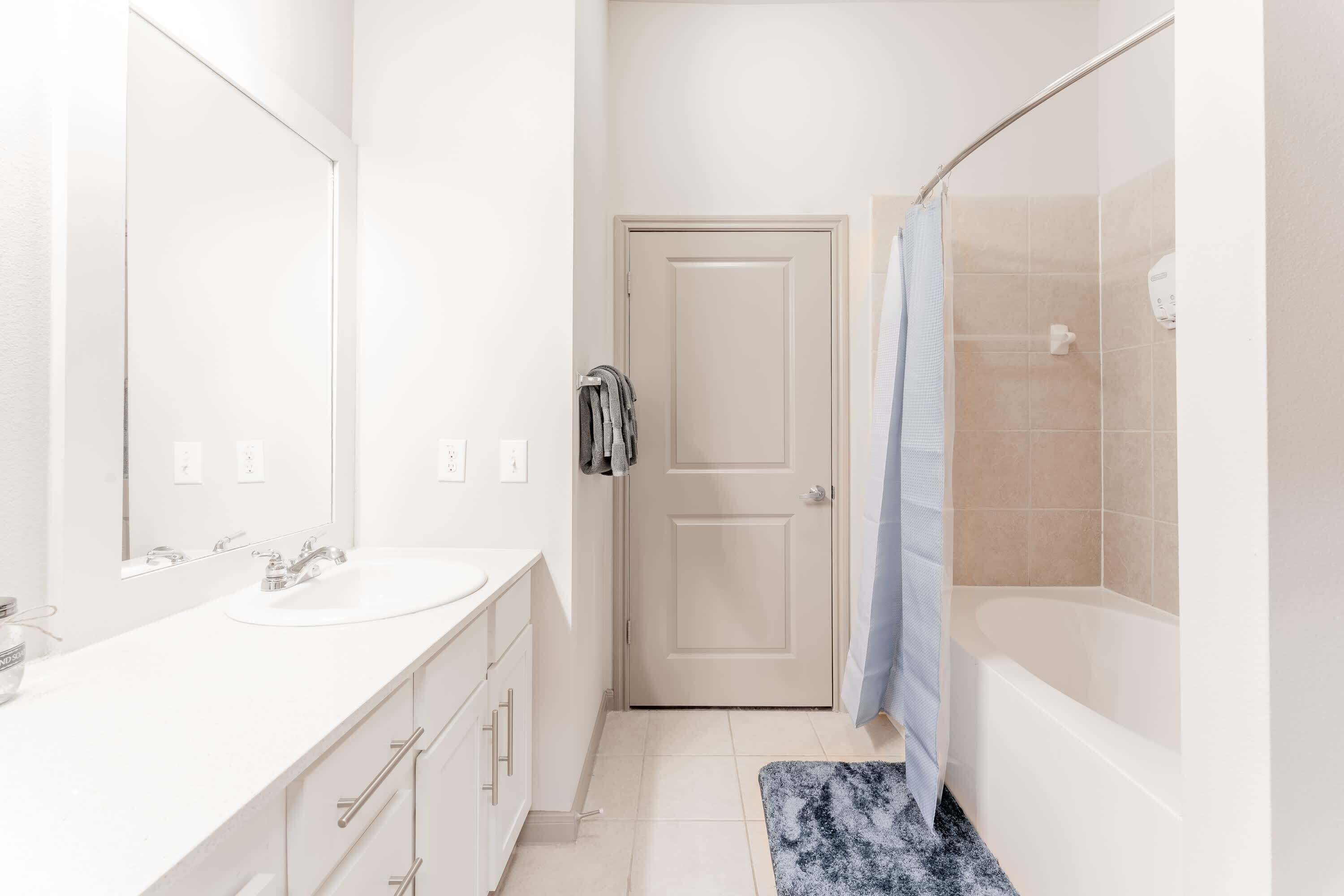 Douche, sèche-cheveux, serviettes fournies, shampoing