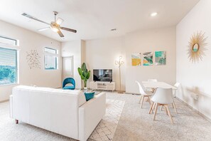 TV, offices - Warm 2BR suite close to Downtown w/ fast WiFi (Austin)