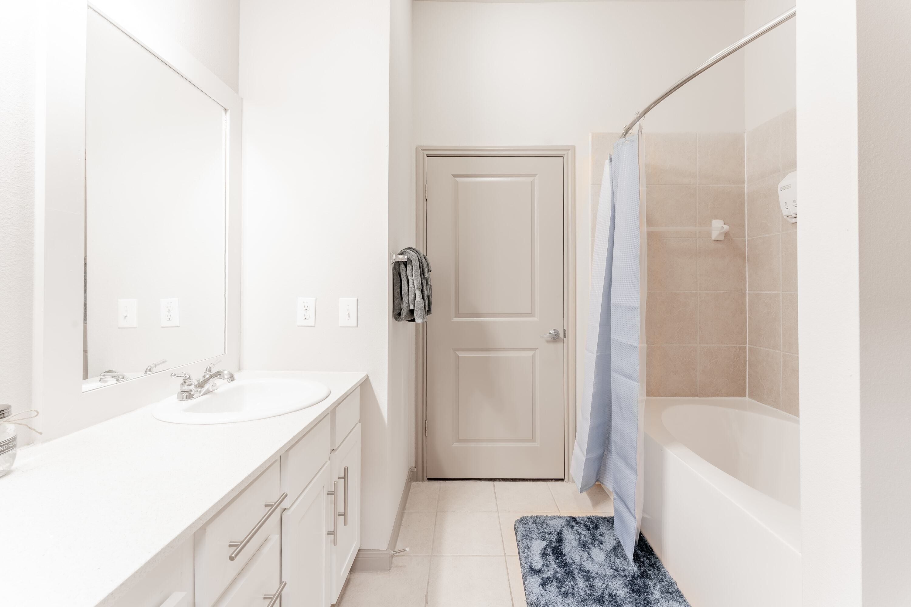 Douche, sèche-cheveux, serviettes fournies, papier toilette