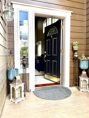 Grand Entryway Vaulted ceiling near Nike Intel 7 beds w/ 10% Discount for 7 Days