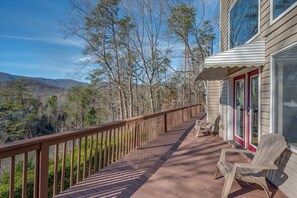 Terrace/patio - Lakeshore Retreat with Lake Lanier views & hot tub (Landrum)