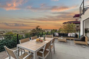 Outdoor dining - The California III - Mission Hills Duplex - Hot Tub, Grill, Private Balcony, Panoramic Views (San Diego)